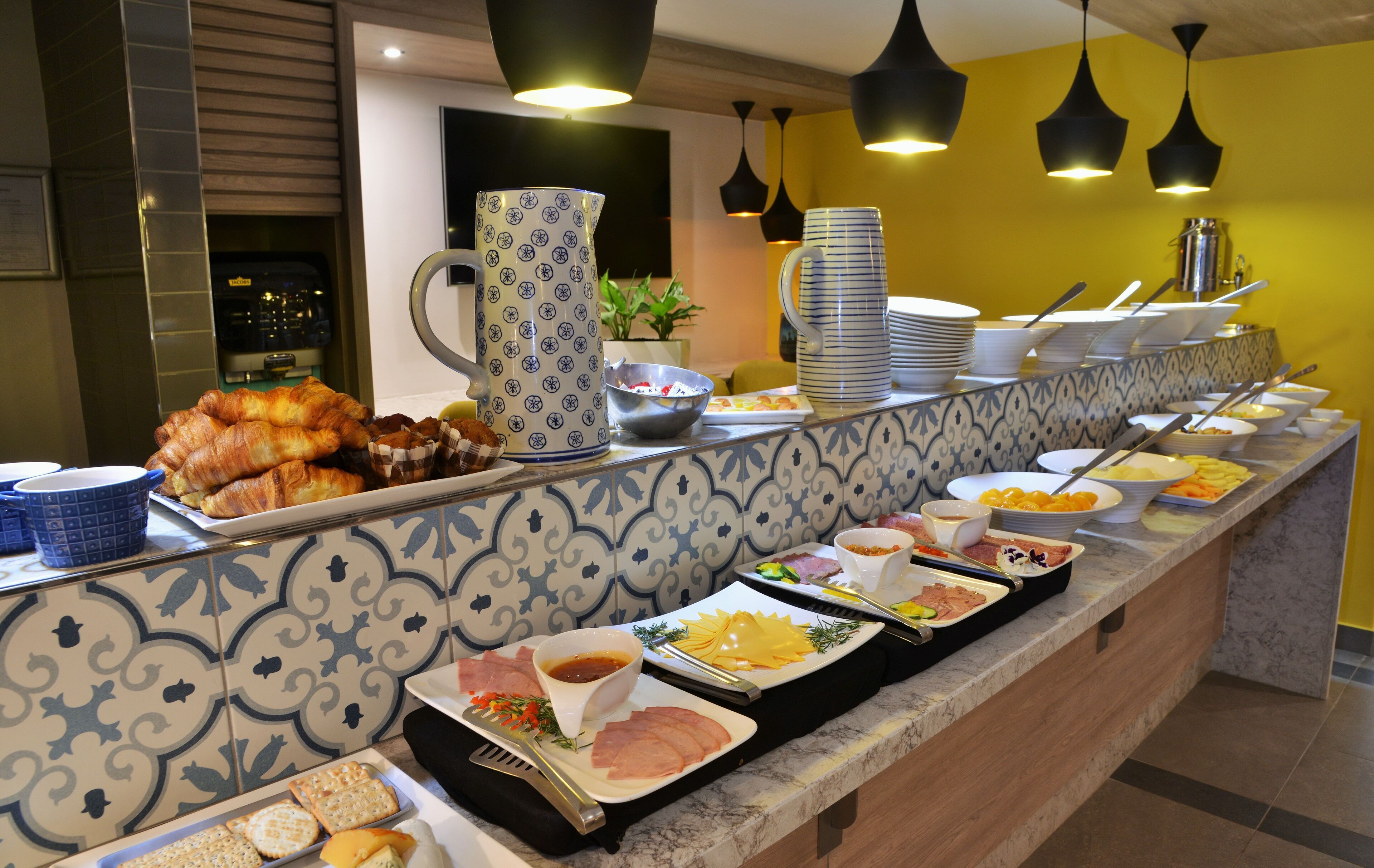 daily full breakfast (zar 160.00 per person)