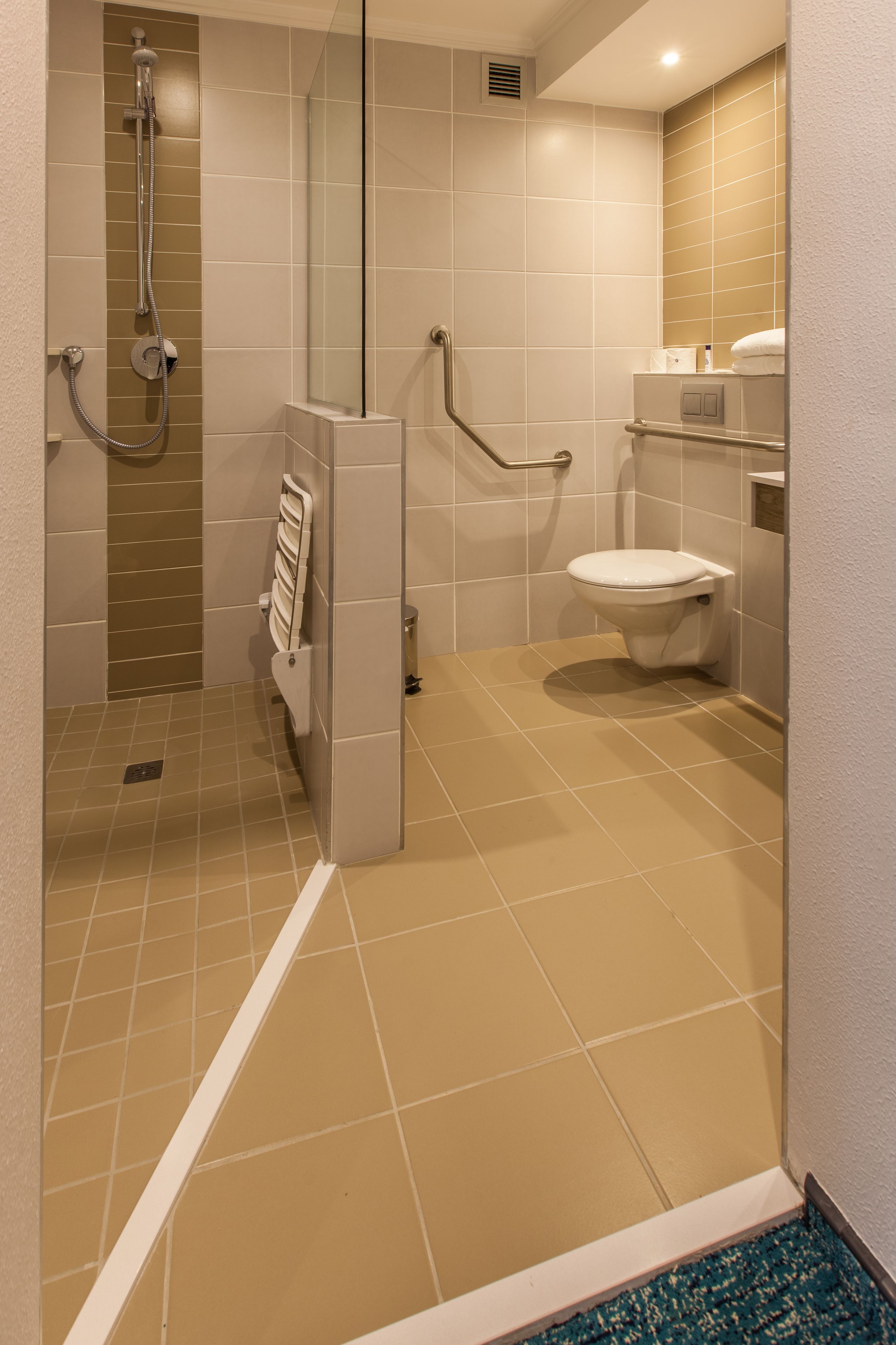 shower, rainfall showerhead, free toiletries, towels