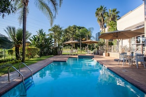 Piscine extérieure, chaises longues