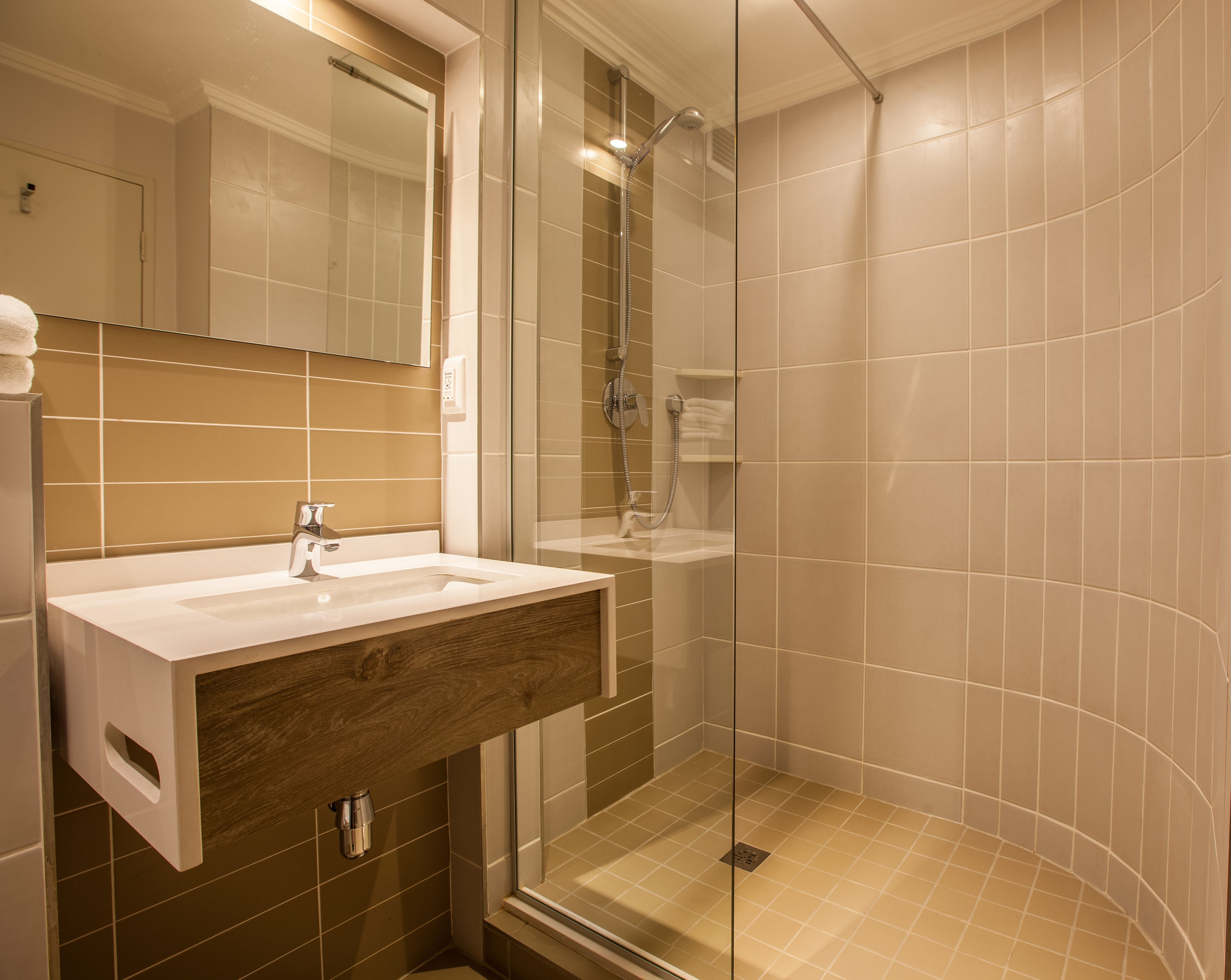 shower, rainfall showerhead, free toiletries, towels