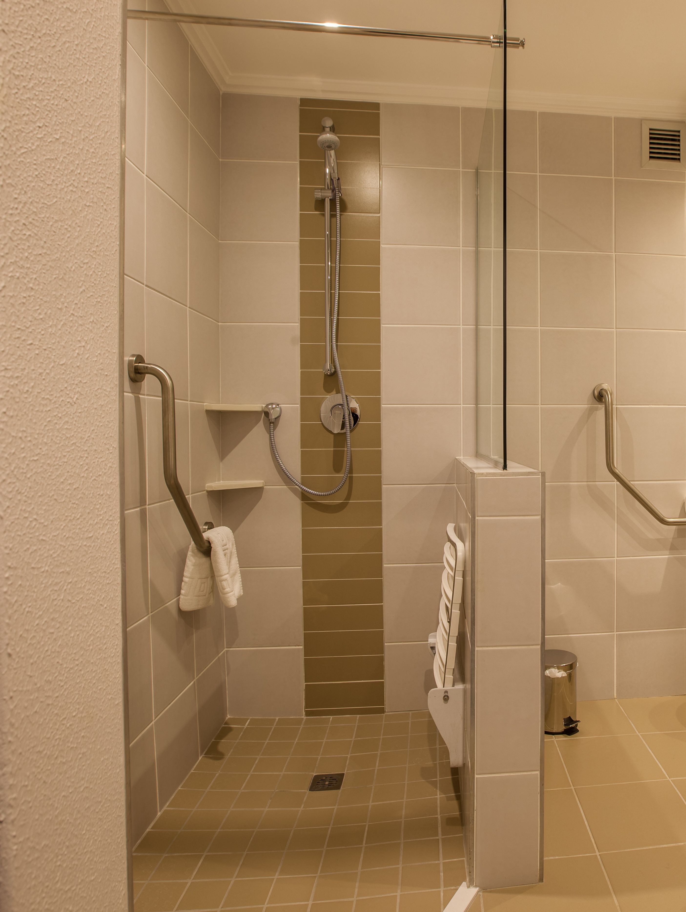 shower, rainfall showerhead, free toiletries, towels