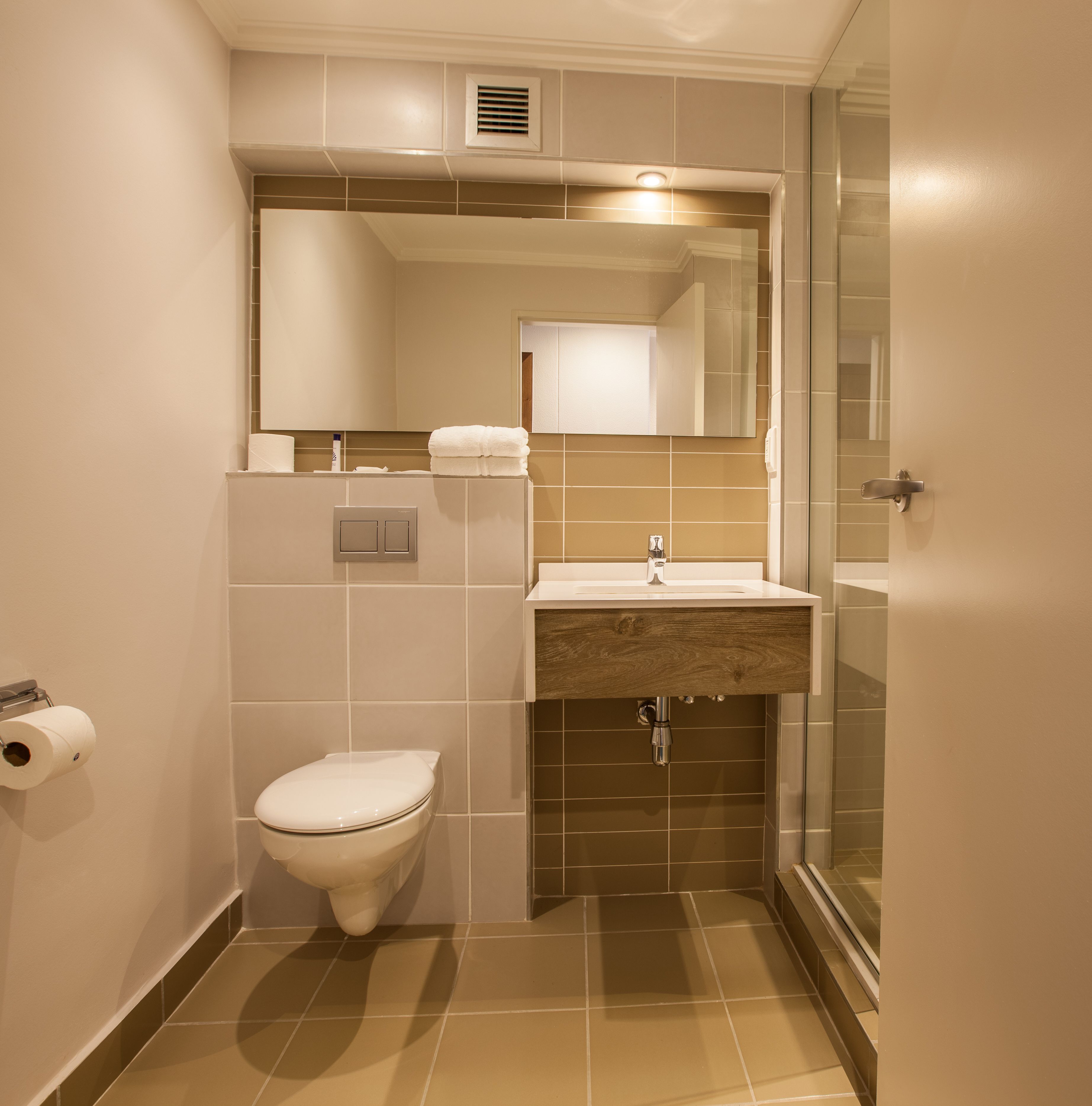 shower, rainfall showerhead, free toiletries, towels