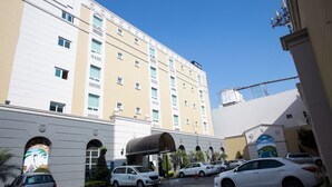 A multi-story hotel with a parking lot. - Best Western Centro Monterrey (Monterrey)