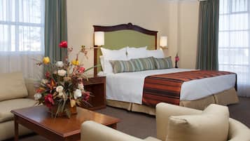 Brankas, meja kerja, setrika/meja setrika, dan tempat tidur bayi gratis