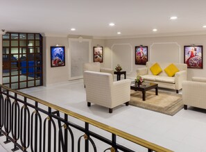 Coin salon dans le hall