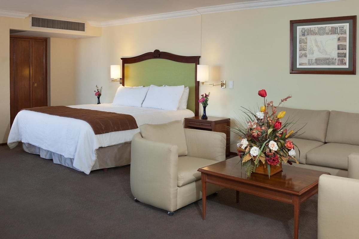 Een kluis op de kamer, een bureau, een strijkplank/strijkijzer