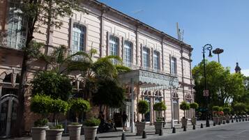 Vista frontal de la propiedad