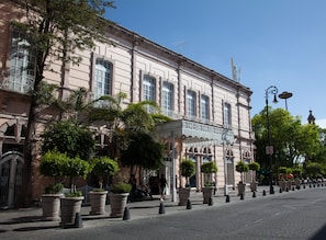Vista frontal de la propiedad