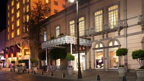 A historic building with multiple floors, large windows, and a balcony with wrought iron railings. - Francia Aguascalientes (Aguascalientes)