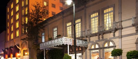 Voorkant accommodatie - avond/nacht