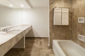 Junior Suite | Bathroom | Shower, rainfall showerhead, eco-friendly toiletries, hair dryer - NH Coatzacoalcos (Coatzacoalcos)
