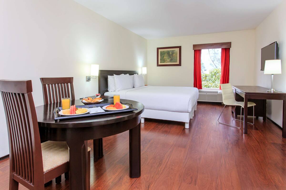 Junior Suite | Peralatan tempat tidur premium, gebar bulu kapas, bar mini 