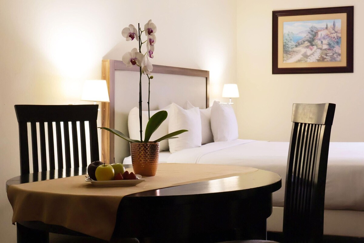 Suite junior | Ropa de cama de alta calidad, edredón y minibar 