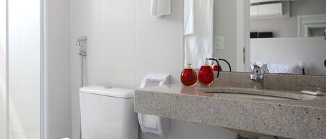 Un bagno moderno con servizi igienici, lavandino e doccia.