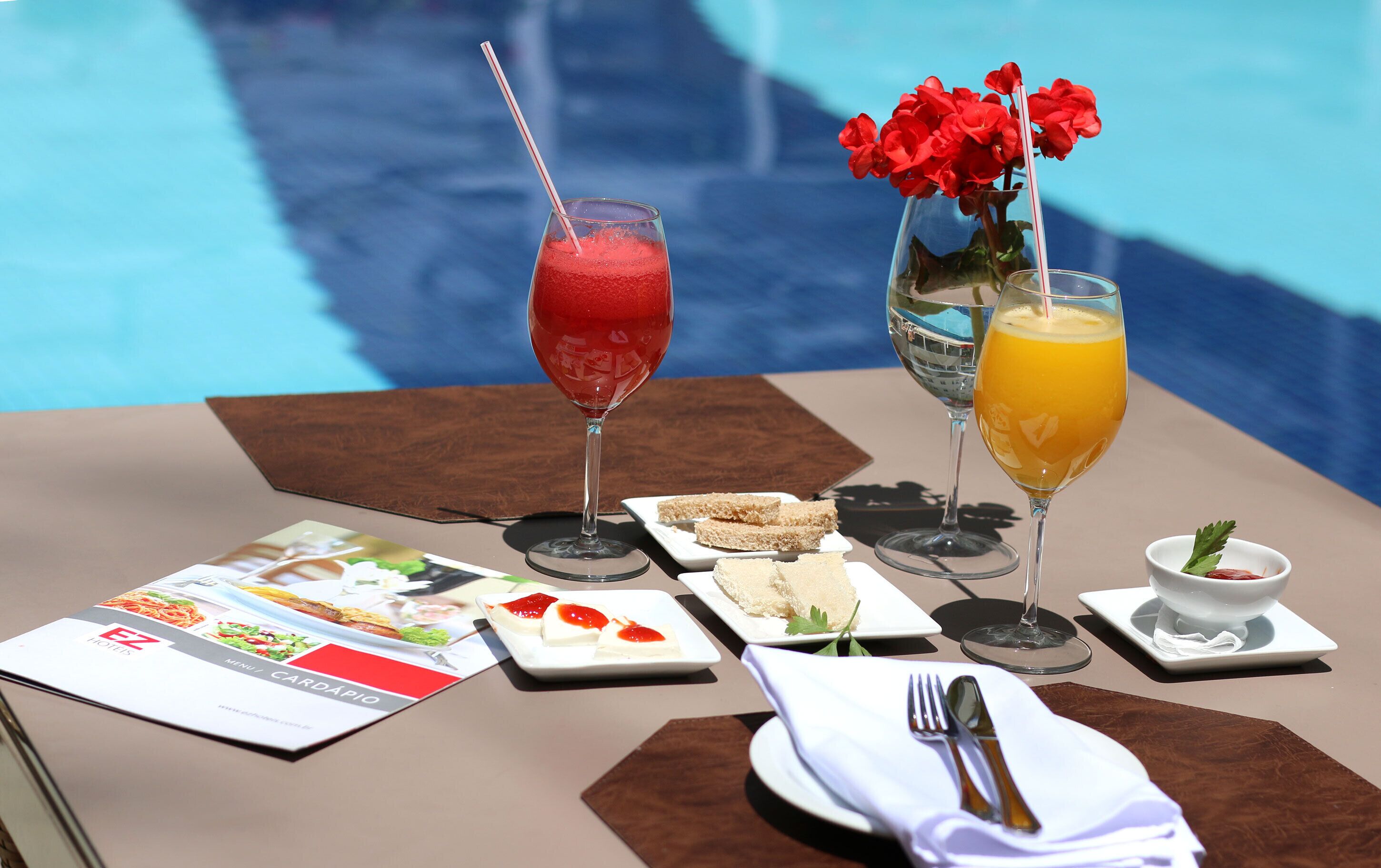 outdoor pool, open 10:00 am to 10:00 pm, pool loungers