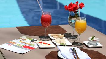 Piscina externa, funciona das 10h às 22h, espreguiçadeiras