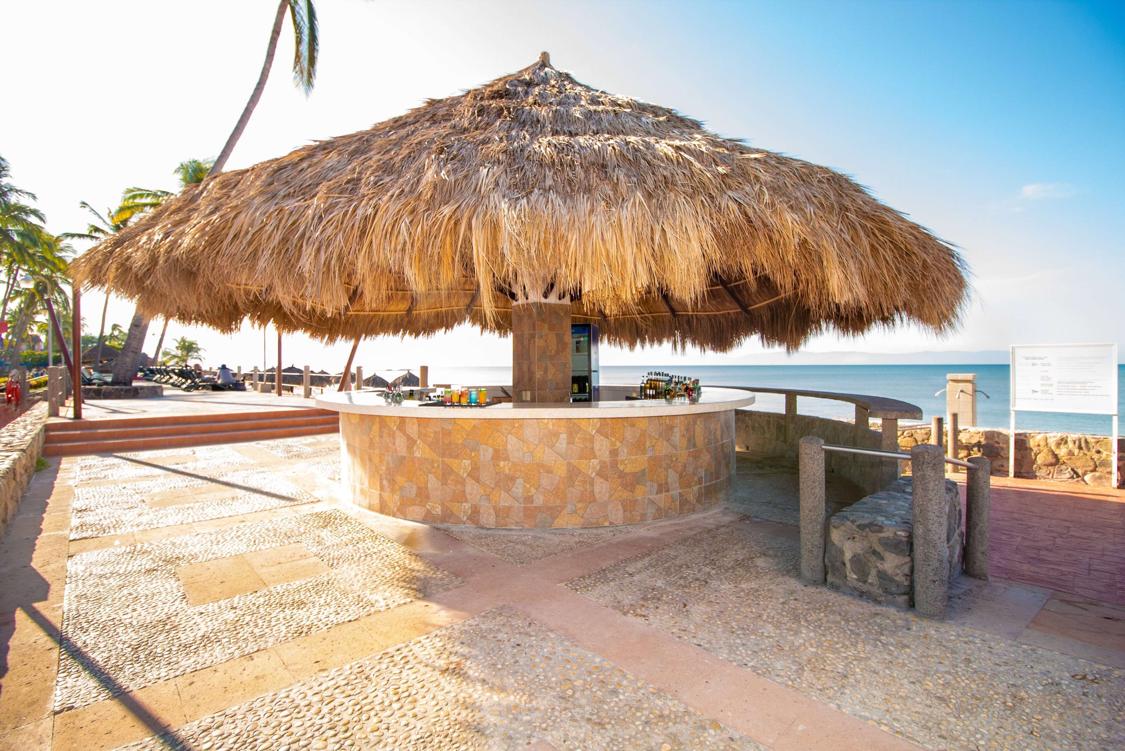 7 bares o lounges, 5 bares junto a la alberca, 2 bares en la playa 