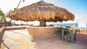 7 Bars/Lounges, 5 Poolbars, 2 Strandbars