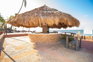 7 bars/lounges, 5 poolside bars, 2 beach bars