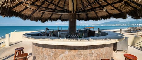 7 bars, 5 bars en bord de piscine, 2 bars de plage