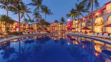 5 outdoor pools, pool umbrellas, pool loungers
