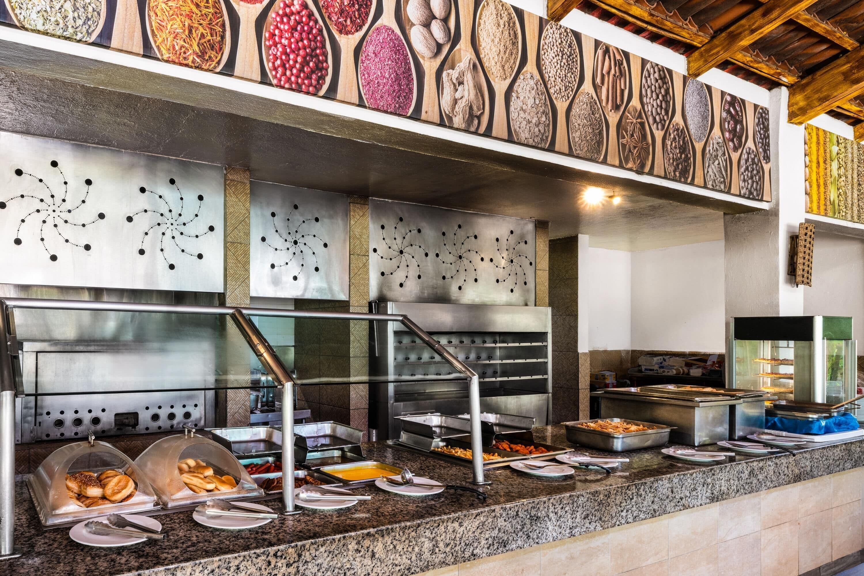 Ein reichhaltiges Buffet mit verschiedenen Speisen und einer Dekoration an der Wand.