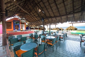 7 bars/lounges, 5 poolside bars, 2 beach bars