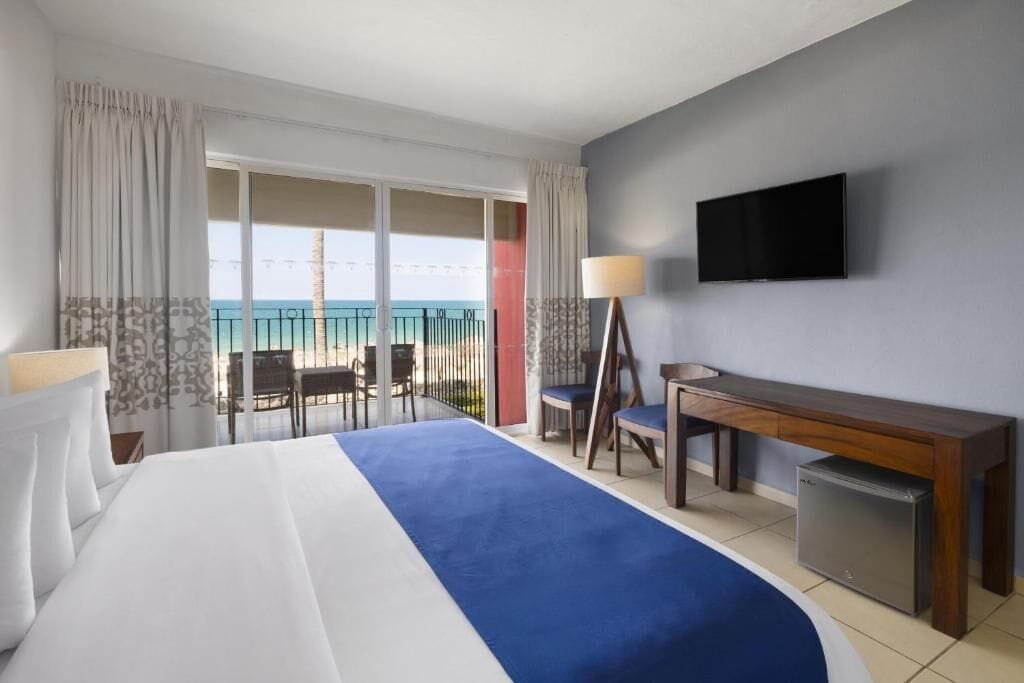 Chambre, 1 très grand lit, en front de mer | Coffres-forts dans les chambres, lits bébé (gratuits)