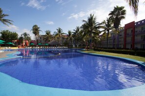 5 outdoor pools, pool umbrellas, sun loungers