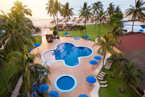 5 outdoor pools, pool umbrellas, sun loungers