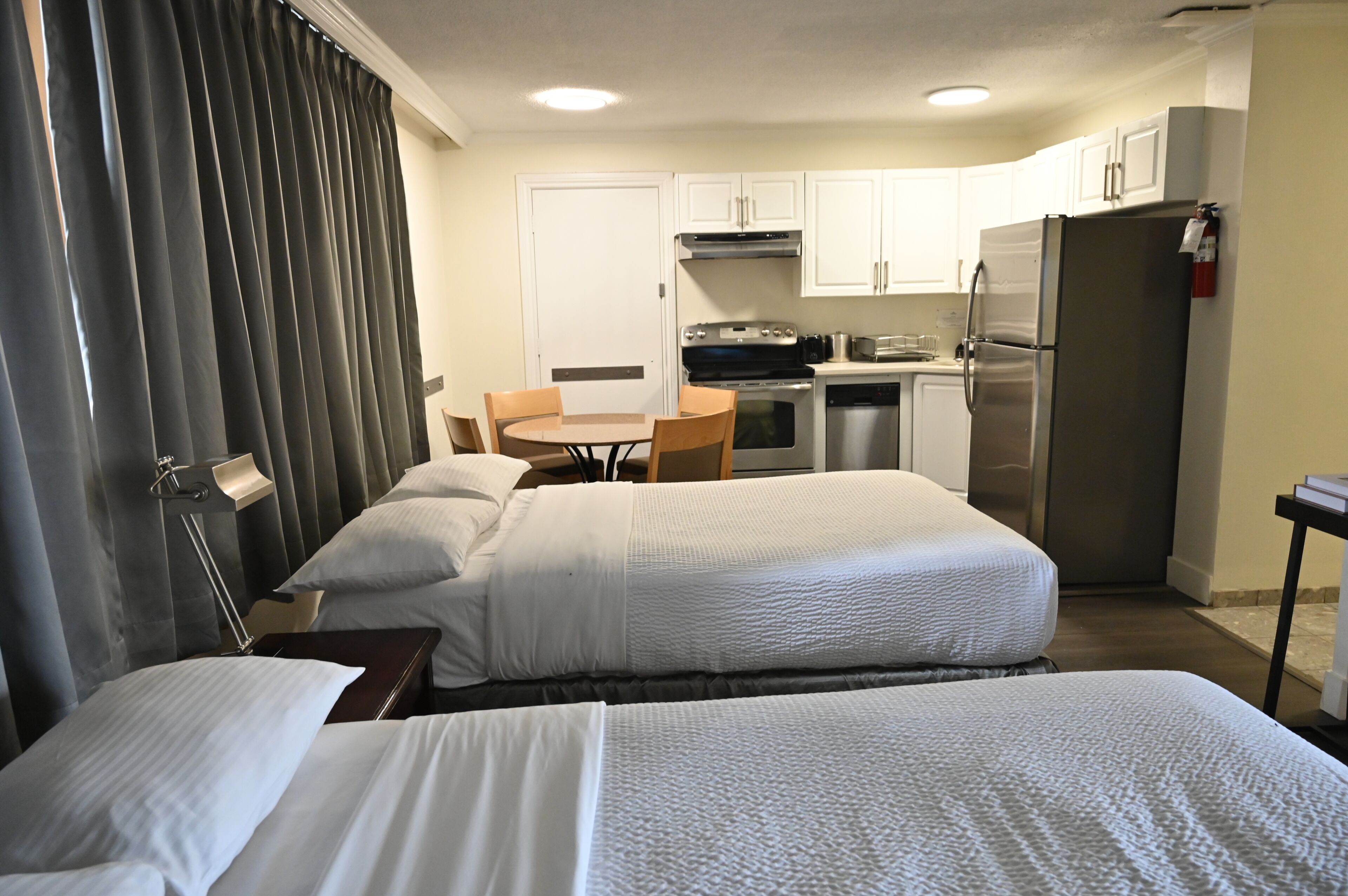 Appartement | Luxe beddengoed, donzen dekbedden, een kluis op de kamer, een bureau