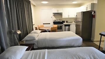 Appartement | Luxe beddengoed, donzen dekbedden, een kluis op de kamer, een bureau