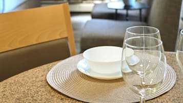 Apartamento, 2 camas Queen, sacada | Cozinha privada | Micro-ondas, cafeteira/chaleira, chaleira elétrica, torradeira