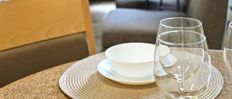 Departamento, 2 camas Queen size, balcón | Cocina privada | Microondas, cafetera y tetera, tetera eléctrica y tostadora