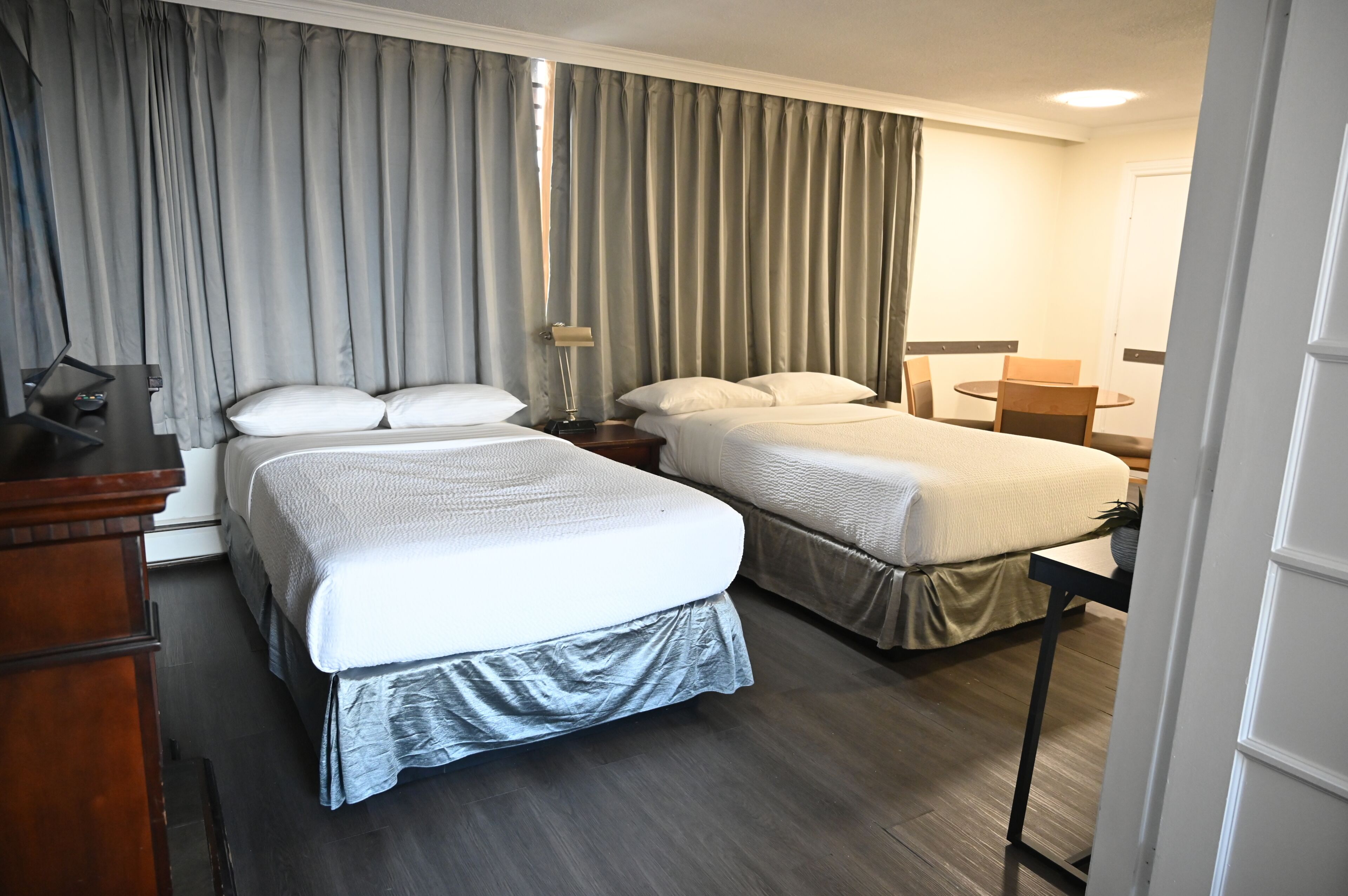 Appartement | Luxe beddengoed, donzen dekbedden, een kluis op de kamer, een bureau