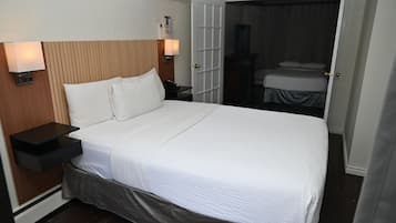 Appartement | Luxe beddengoed, donzen dekbedden, een kluis op de kamer, een bureau