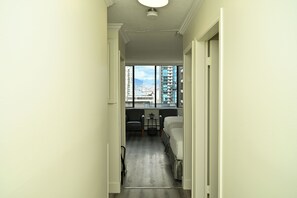 Appartement, 2 lits doubles, balcon, vue sur le port | Aire de séjour | Téléviseur à DEL de 42 po avec télévision par câble, téléviseur