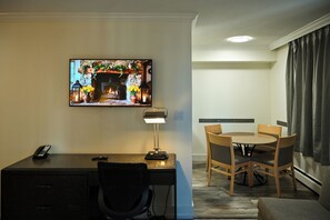 Departamento, 2 camas Queen size, balcón | Área de sala de estar | Televisión LED de 42 pulgadas con canales por cable y televisión 