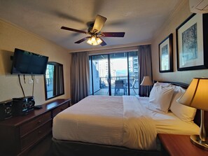 Penthouse Apartment with Patio, Harbour & City view | Premium bedding, down comforters, in-room safe, desk - Divya Sutra Suites on Robson Downtown Vancouver (Vancouver)