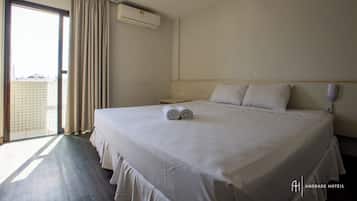 Minibar, brankas, meja kerja, dan kedap suara