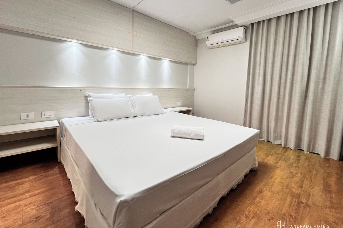 Habitación doble estándar | Minibar, caja de seguridad en la habitación y escritorio