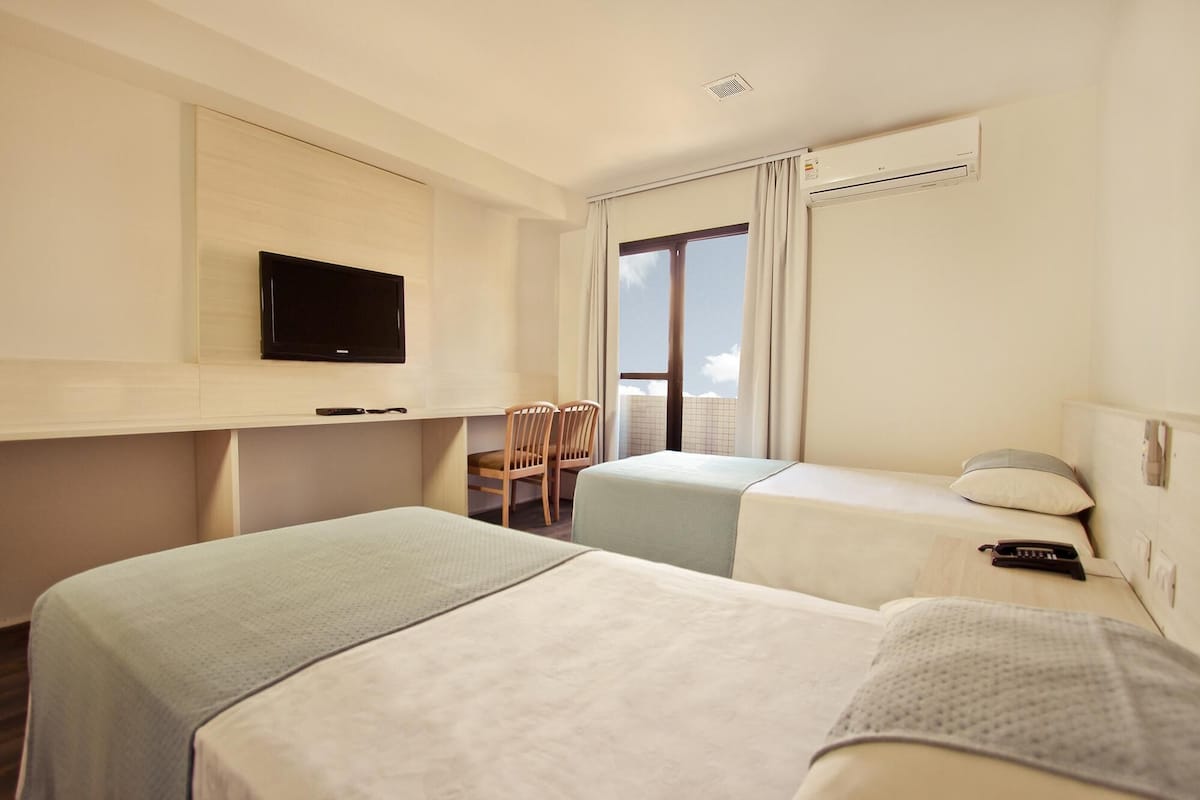 Minibar, brankas, meja kerja, dan kedap suara
