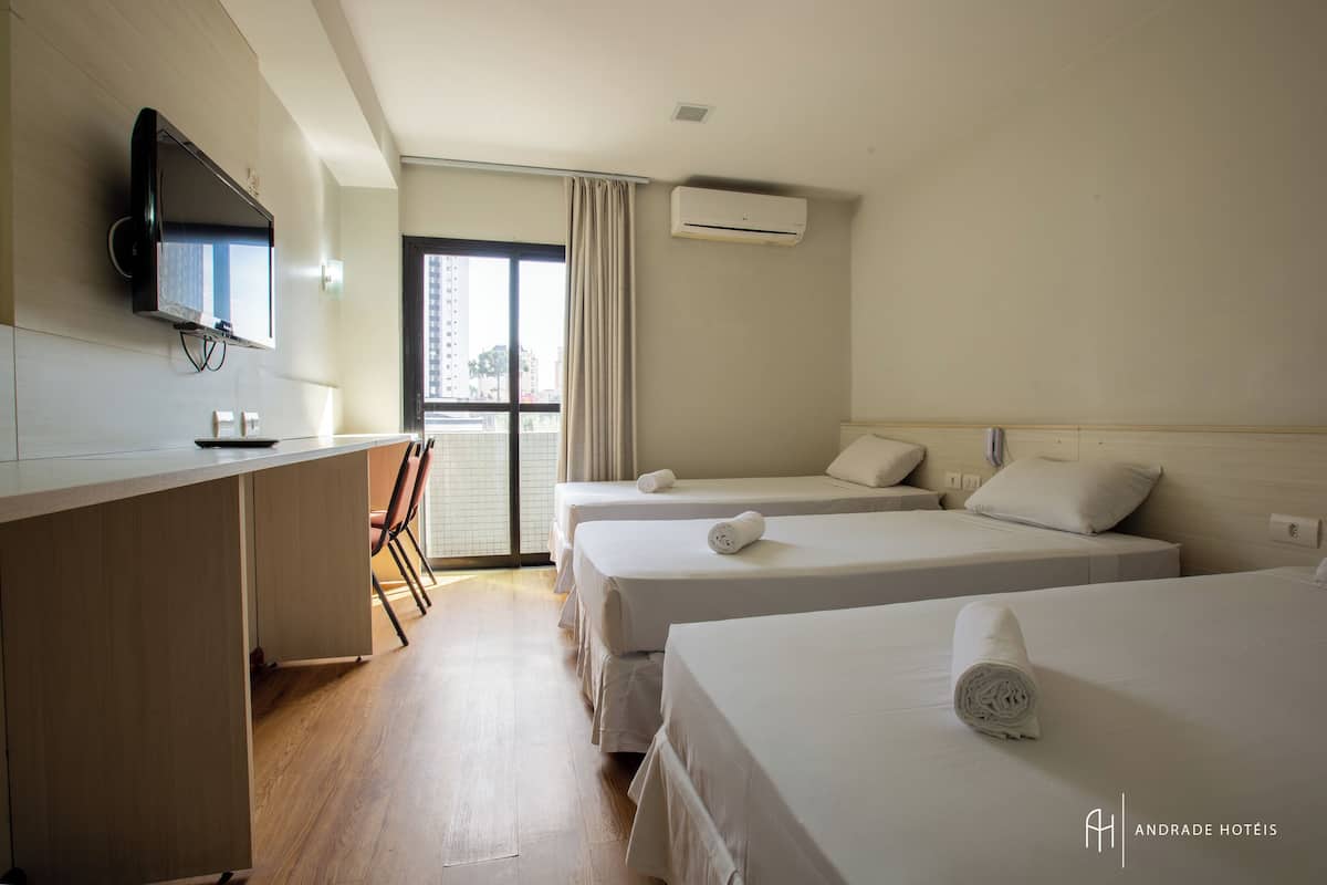 Quarto triplo, 3 camas de solteiro | Minibar, caja de seguridad en la habitación y escritorio