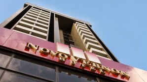 Un letrero de hotel con el nombre 'NOVOMATIC HOTEL' en letras grandes y negritas.