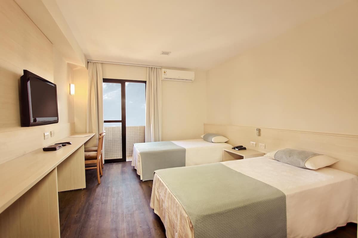 Minibar, brankas, meja kerja, dan kedap suara