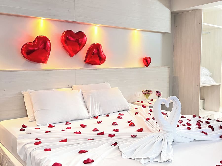 Minibar, caja de seguridad en la habitación y escritorio