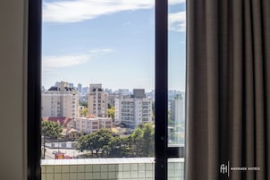 Frigobar, cofres nos quartos, escrivaninha, quartos à prova de som