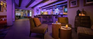 Lounge dans le hall, vue sur la piscine, ouvert tous les jours