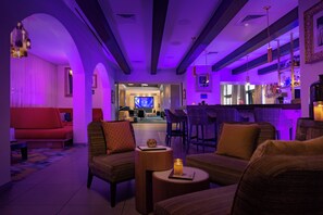 Lobbylounge, utsikt mot bassenget, åpen hver dag