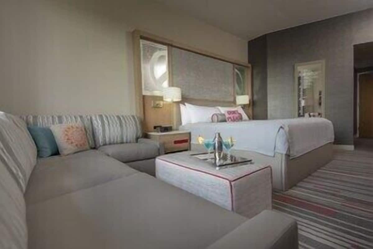 Roupas de cama premium, cofres nos quartos, escrivaninha